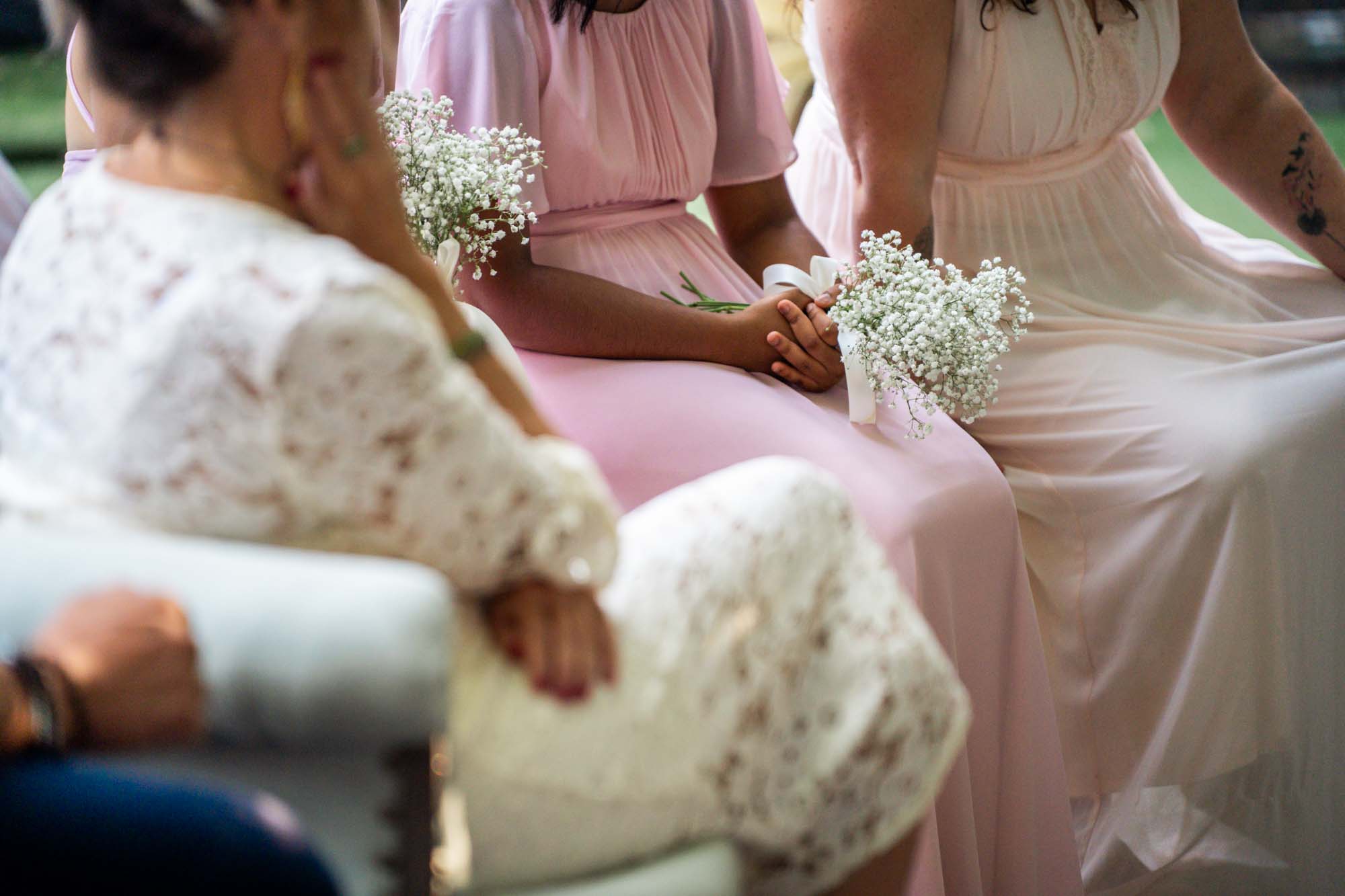 Invités attentifs et émus lors d'une cérémonie de mariage déconnectée à Montpellier
